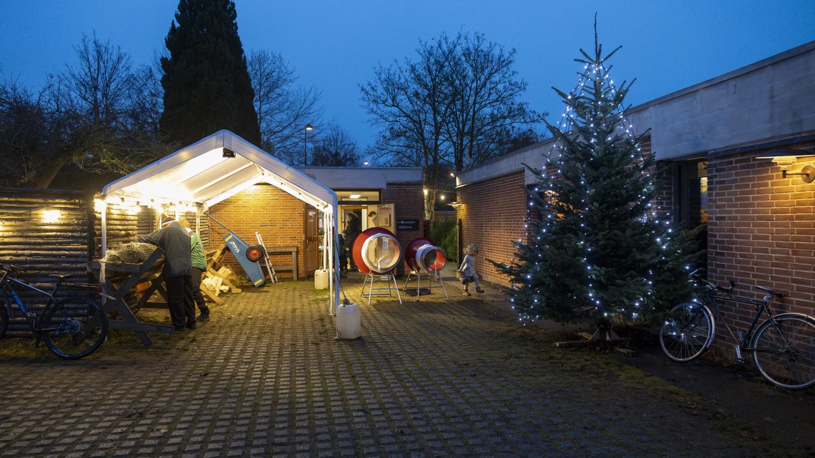 Vangede kirkes ungdomsgård under juletræssalget