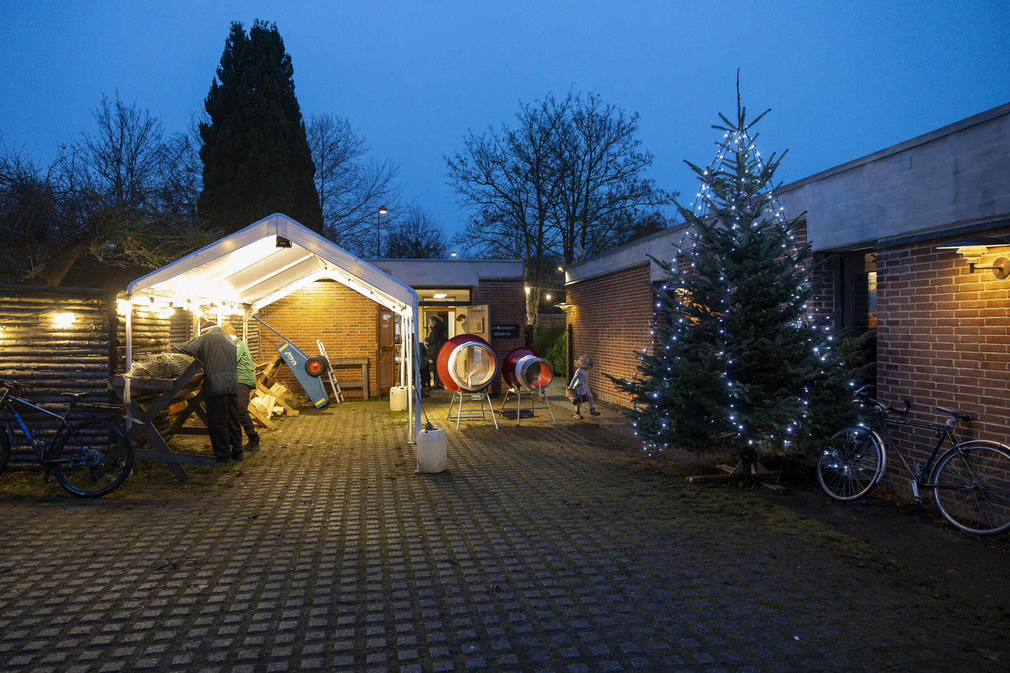 Vangede kirkes ungdomsgård under juletræssalget