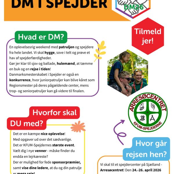 To spejderledere viser en færdselstavle for en gruppe børn